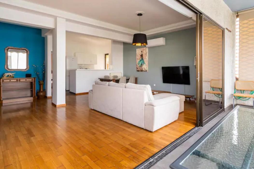 Βright Walled Designed Apt In Glyfada Center Athen Exterior foto