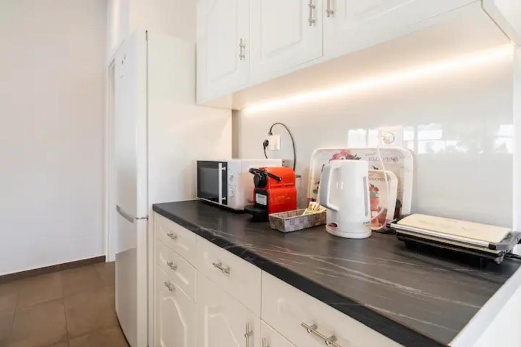 Βright Walled Designed Apt In Glyfada Center Athen Exterior foto