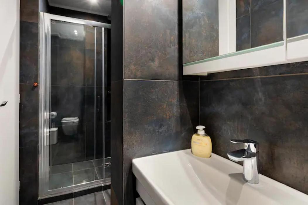 Βright Walled Designed Apt In Glyfada Center Athen Exterior foto